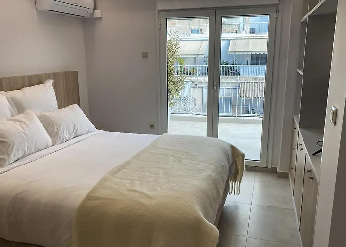 Modern With Large Private Balcony And Free Parking